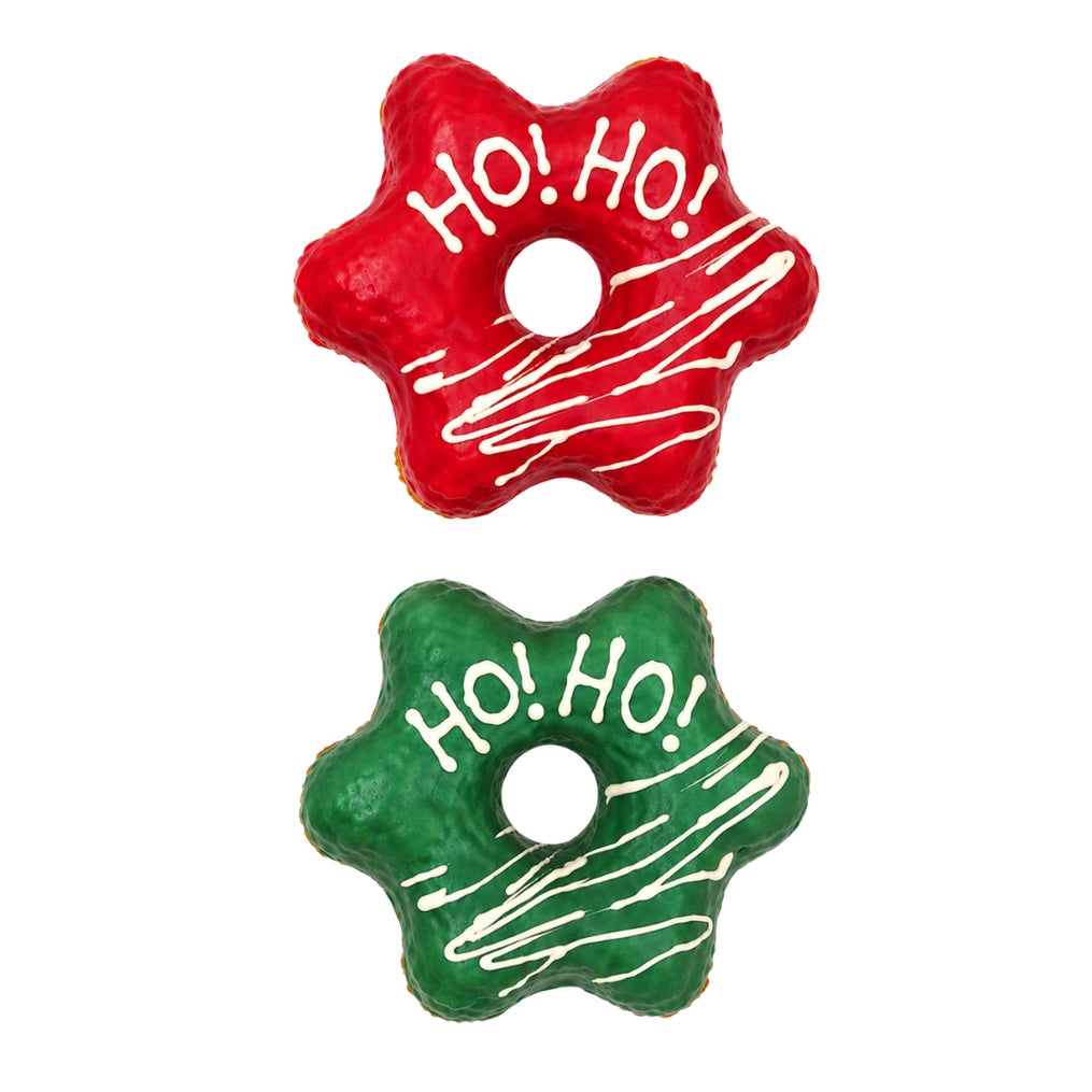 Rode en groene Cooka’s Cookies stervormige hondendonuts met Ho! Ho! versiering