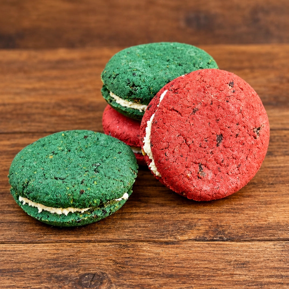 Rode en groene hondenmacarons van Cooka’s Cookies met zichtbare romige vulling