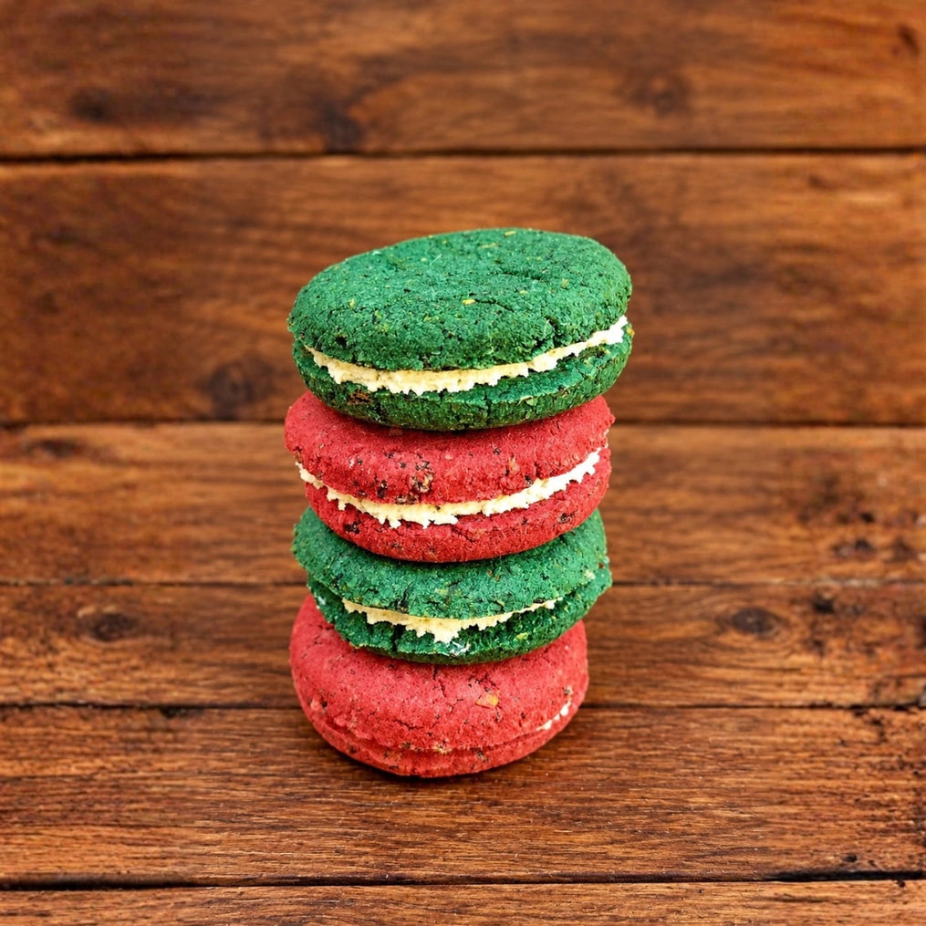Vier rode en groene Cooka’s Cookies hondenmacarons op elkaar gestapeld