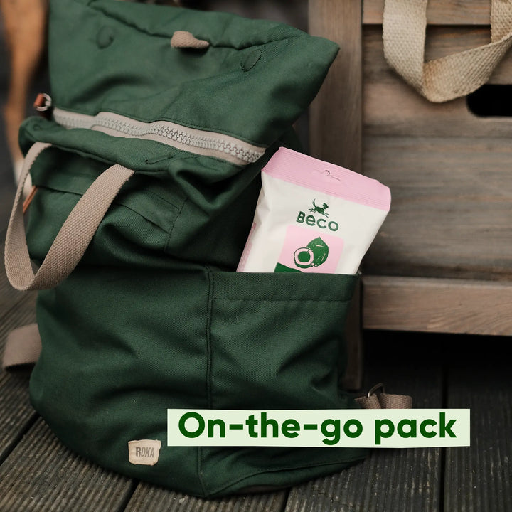 Beco Travelsize dog wipes - voor modderige pootjes, buikjes en billen onderweg  - met kokosgeur - 20 doekjes