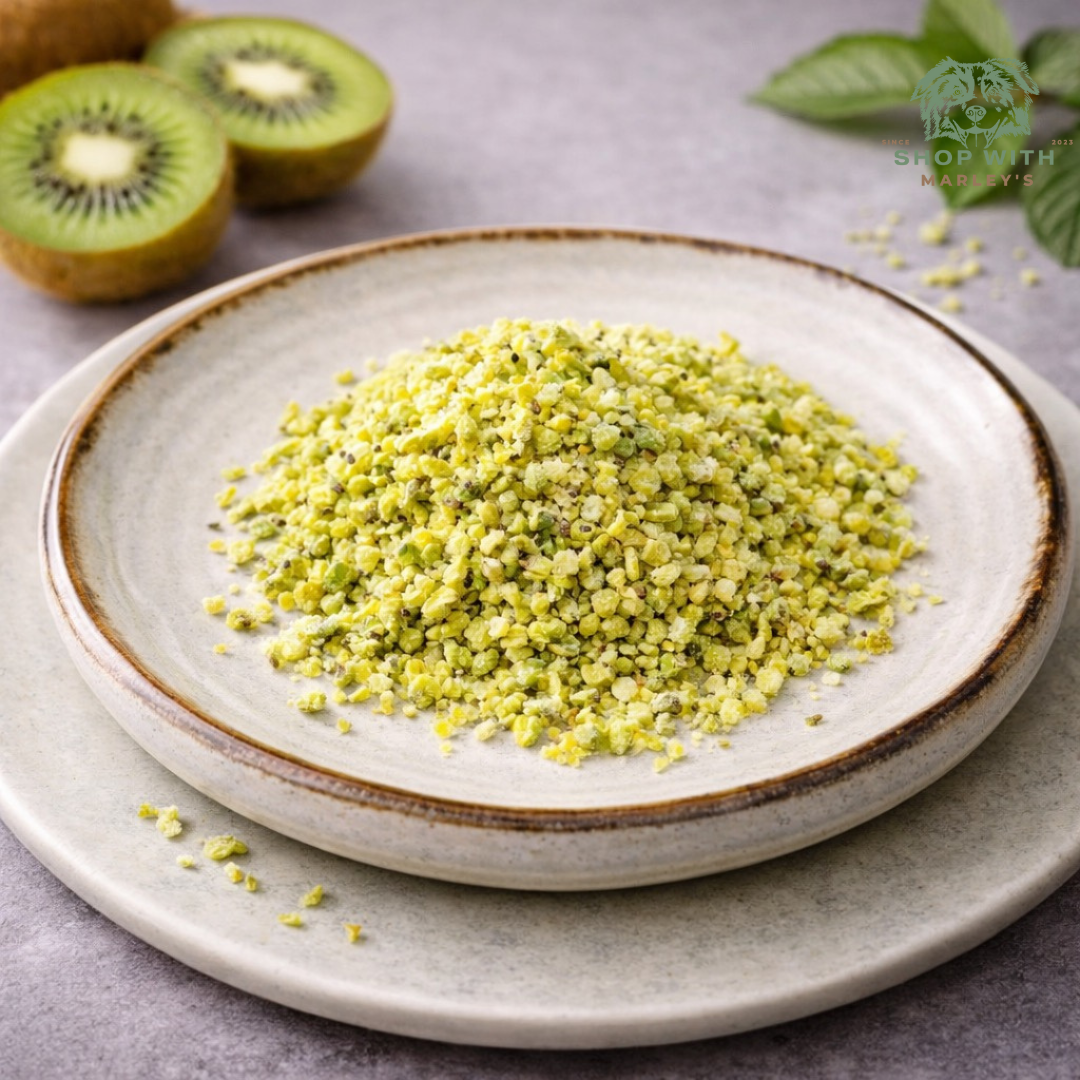 Gevriesdroogde kiwi crunch op een keramisch schaaltje als botanische fruit topper voor honden