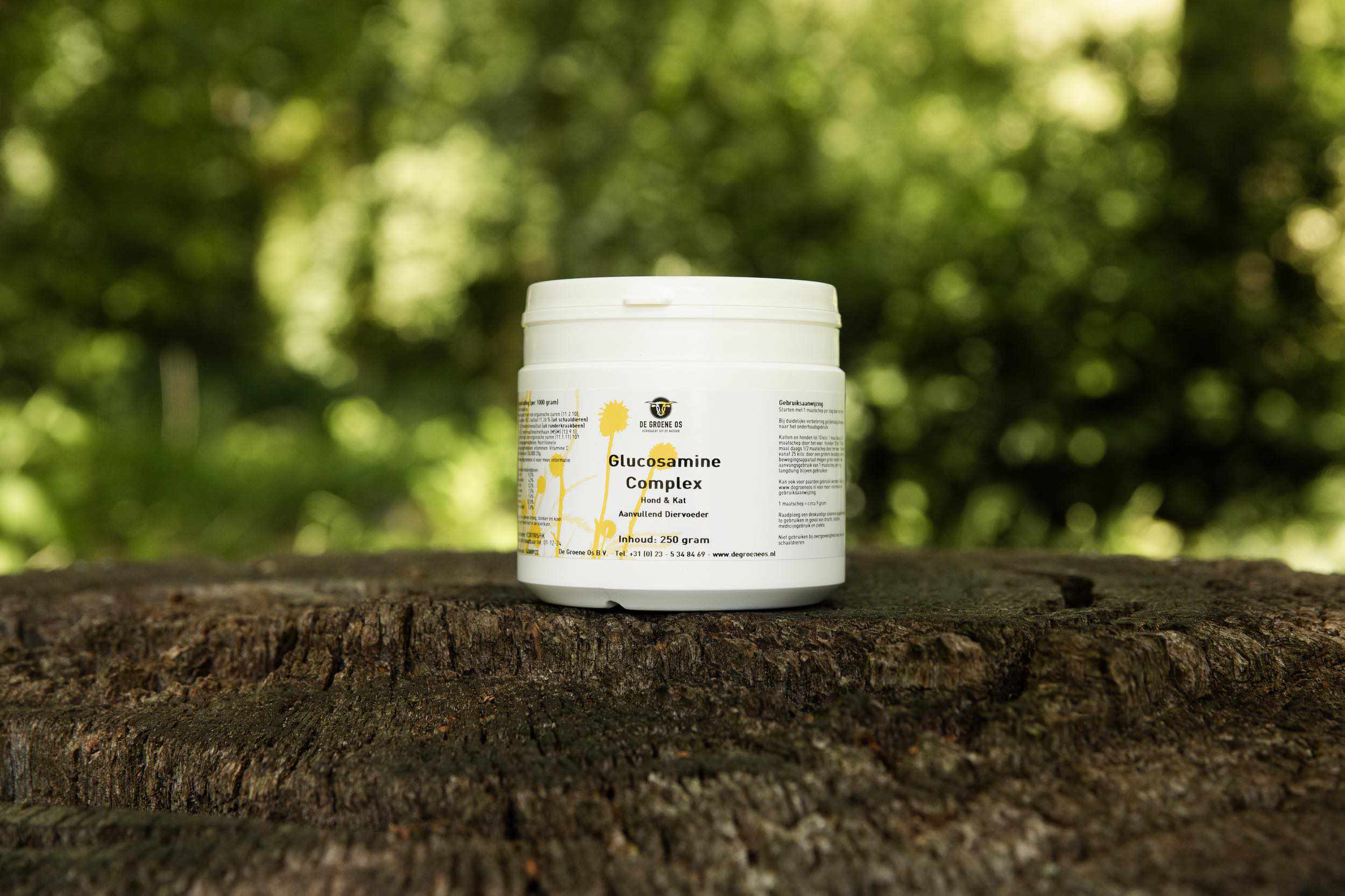 Potje glucosamine complex voor honden van De Groene Os in het gras