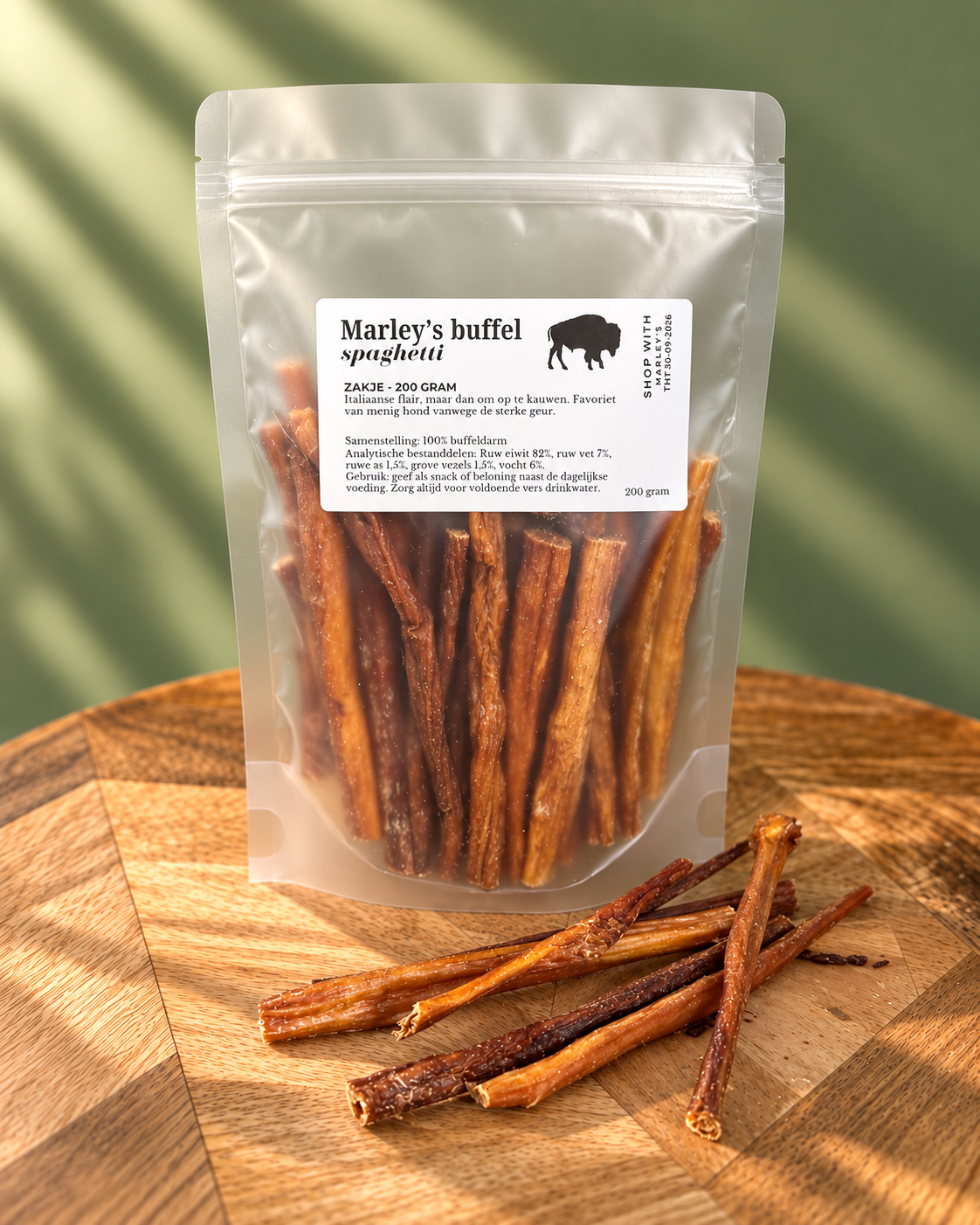 Marley’s buffelspaghetti 200 gram in hersluitbaar zakje met buffeldarmsticks op houten tafel