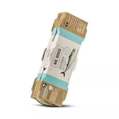 Drie blikjes Mr. Bones gekookte makreel voor honden, 3x80 gram, op neutrale achtergrond — vis topper hond omega-3