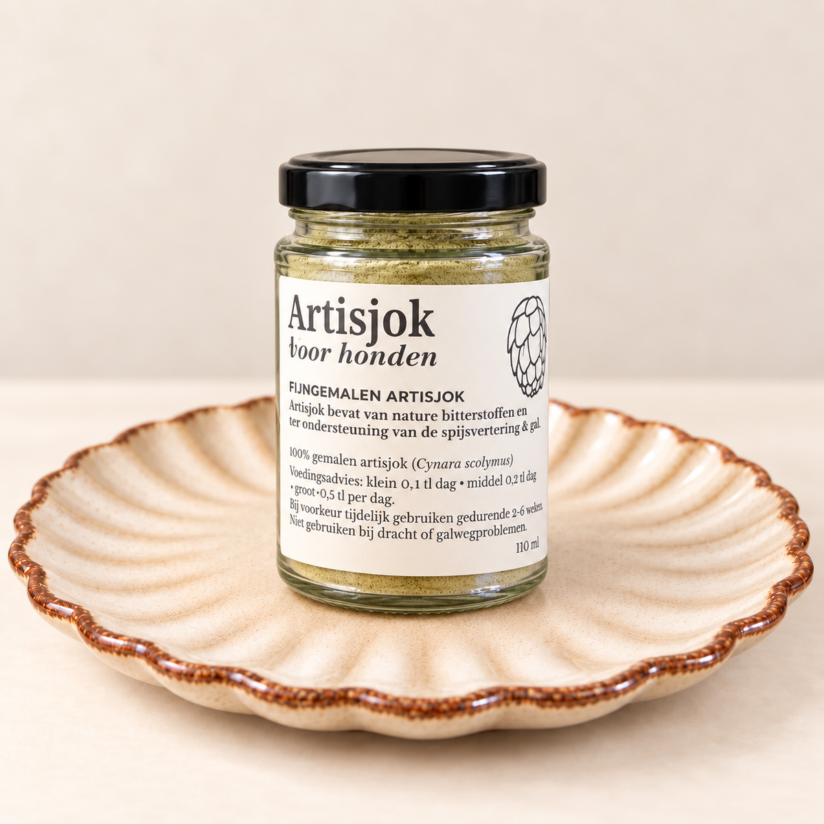 Potje Shop with Marley's artisjokpoeder voor honden op een beige keramisch bord