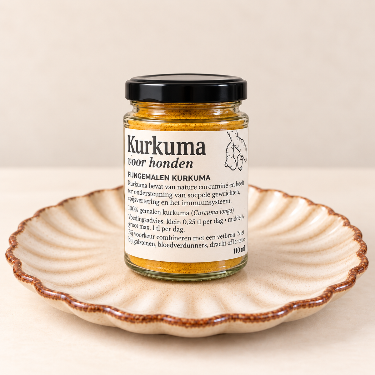 Potje Shop with Marley's kurkuma poeder voor honden op een beige keramisch bord