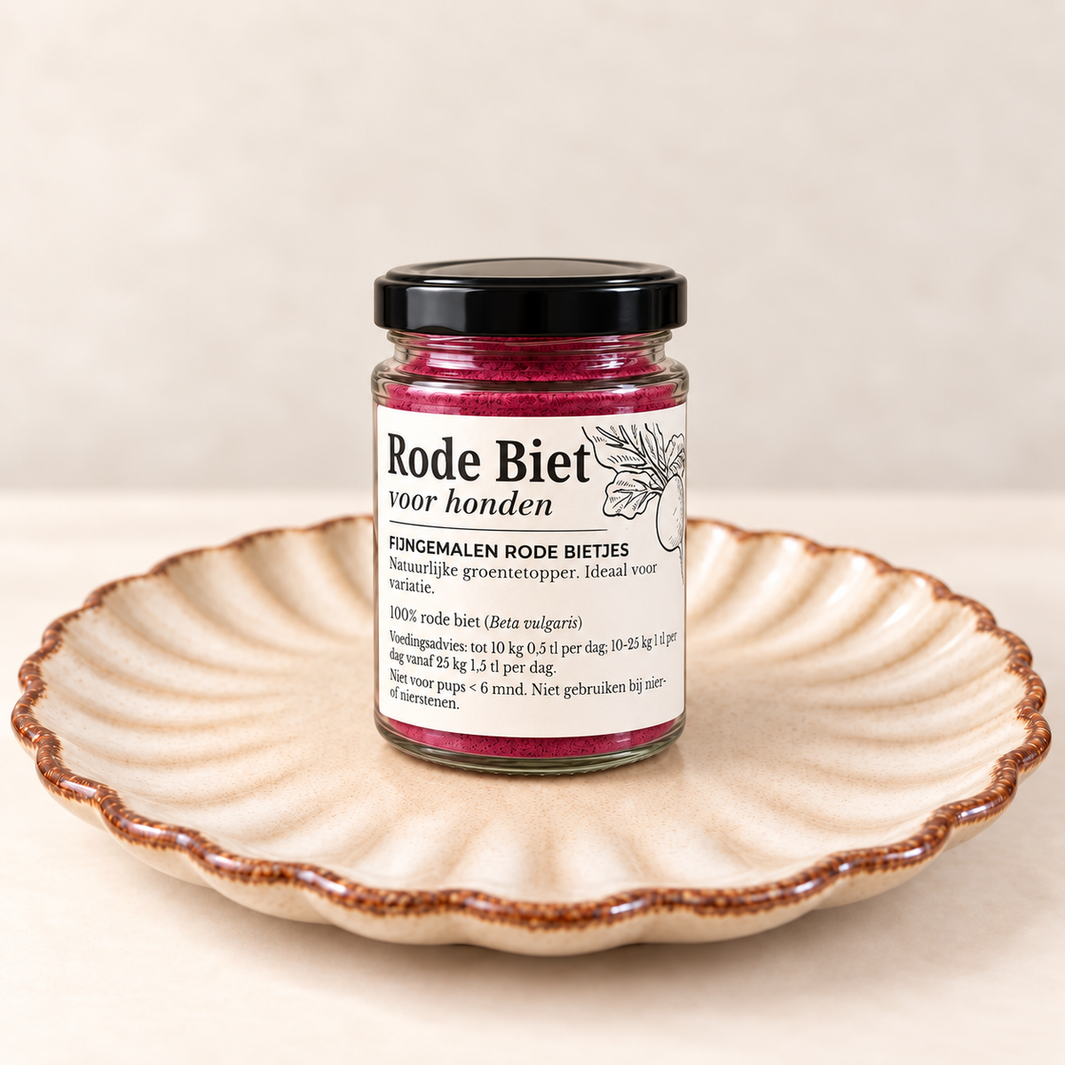 Potje Shop with Marley's rode biet poeder voor honden op een beige keramisch bord