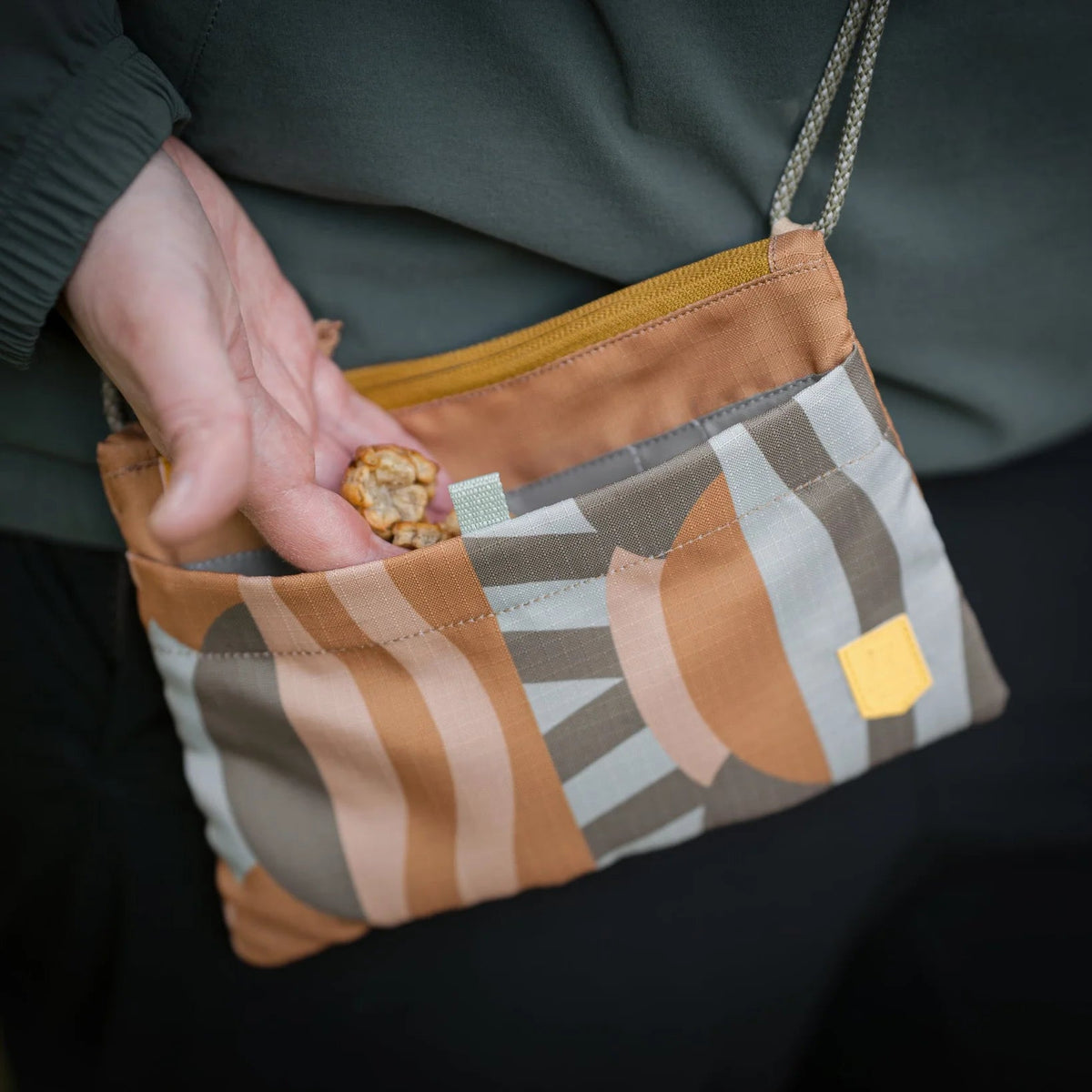 Woolly wolf - Cloudbeam Accessory Bag - Bruin mix - beloningstasje voor honden - Shop with Marley's