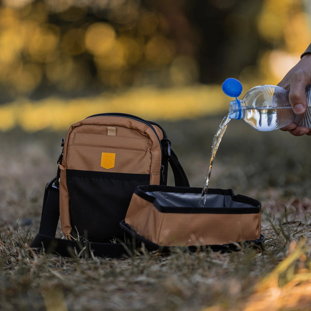 Woolly wolf - Hydration bag - Brown - beloningstasje voor honden met vak voor waterfles & afritsbare waterbak - Shop with Marley's