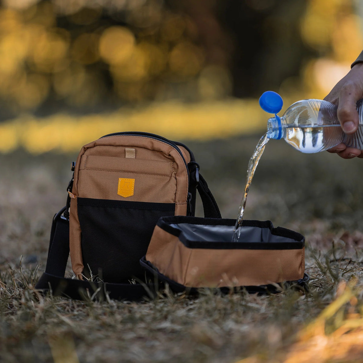 Woolly wolf - Hydration bag - Brown - beloningstasje voor honden met vak voor waterfles & afritsbare waterbak - Shop with Marley's