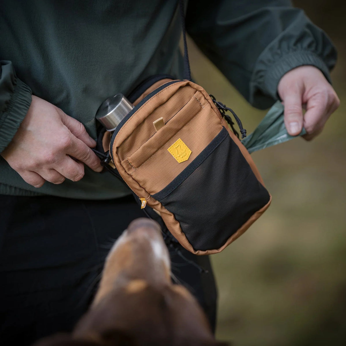 Woolly wolf - Hydration bag - Brown - beloningstasje voor honden met vak voor waterfles & afritsbare waterbak - Shop with Marley's